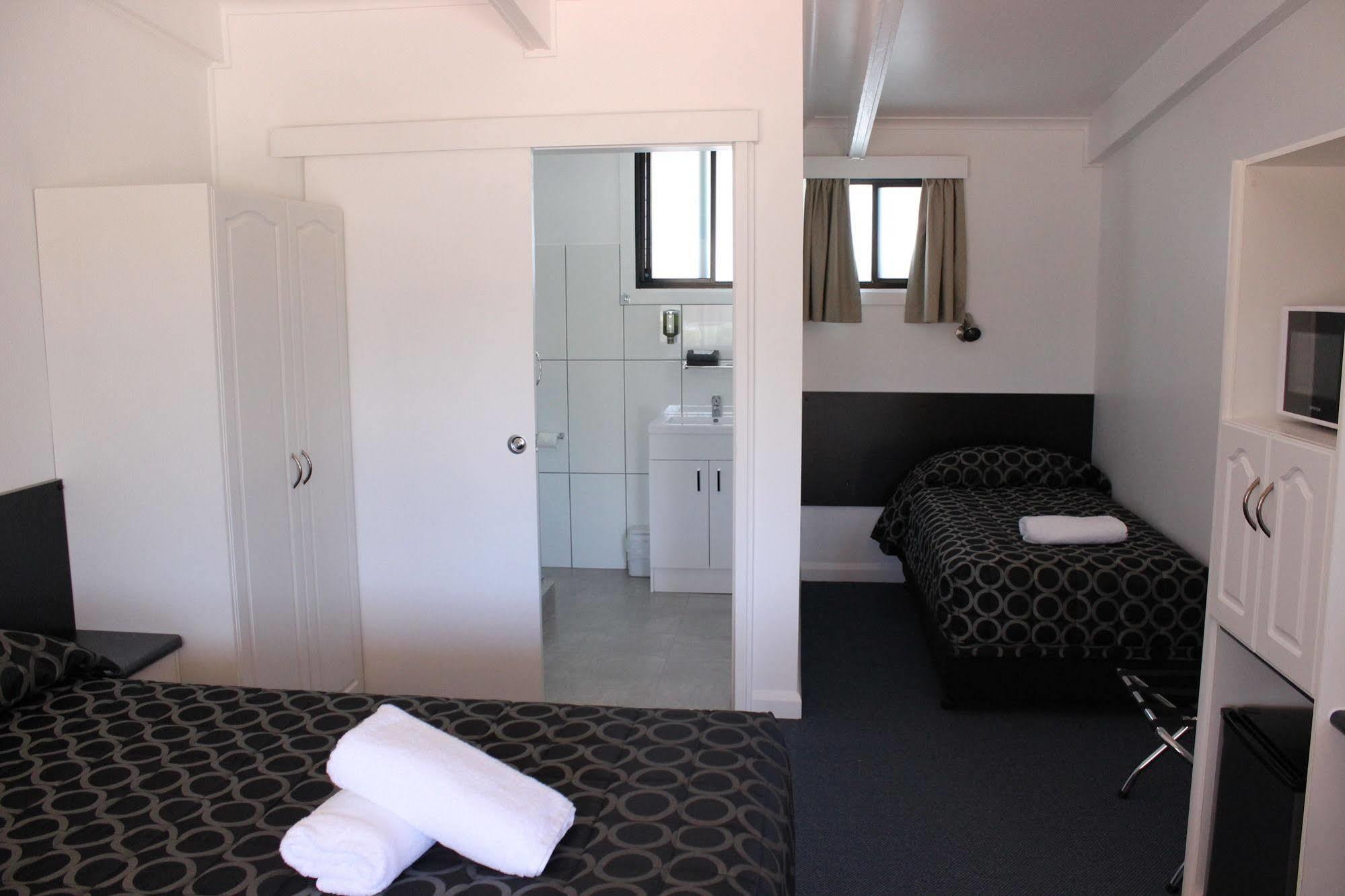 Twin Swans Motel อินเวอเรล ภายนอก รูปภาพ